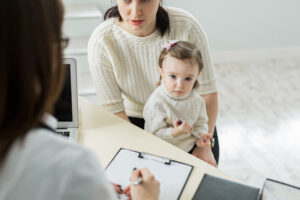 Reunión del pediatra con la madre y el niño en el hospital